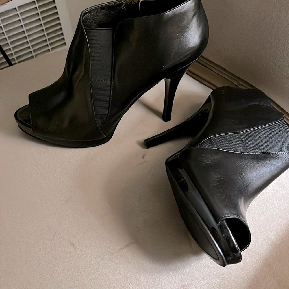 Nine West leather stiletto.